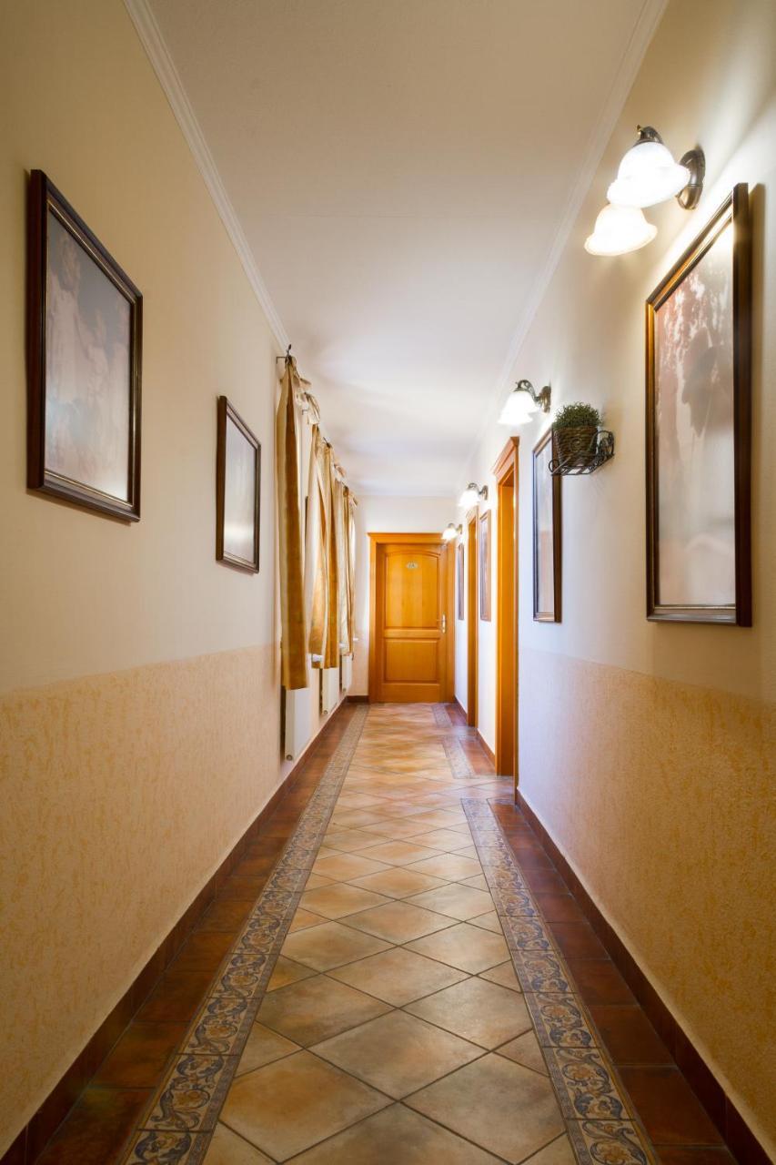 Pensiune Hangya Panzio Es Etterem 2*